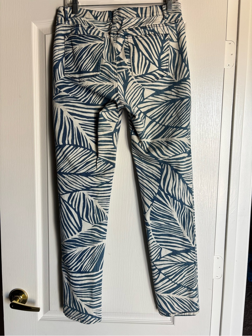 J McLaughlin Jaycie Willow Lake Cotton Stretch Straight Fit Jeans Palm Print, 8 - Picture 3 of 10